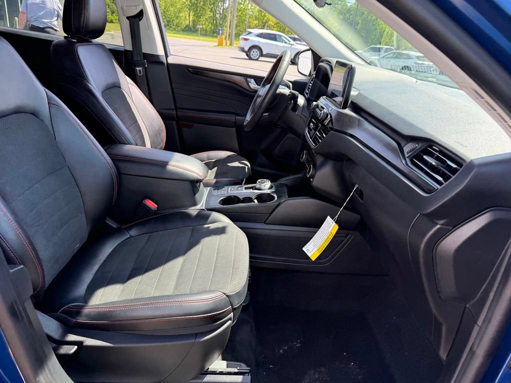 Certified 2022 Ford Escape SEL w/ SEL Stealth AWD Package image 17