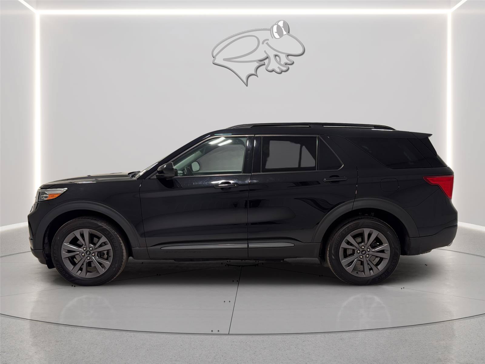 Certified 2022 Ford Explorer XLT w/ Equipment Group 202A AWD/4WD image 3