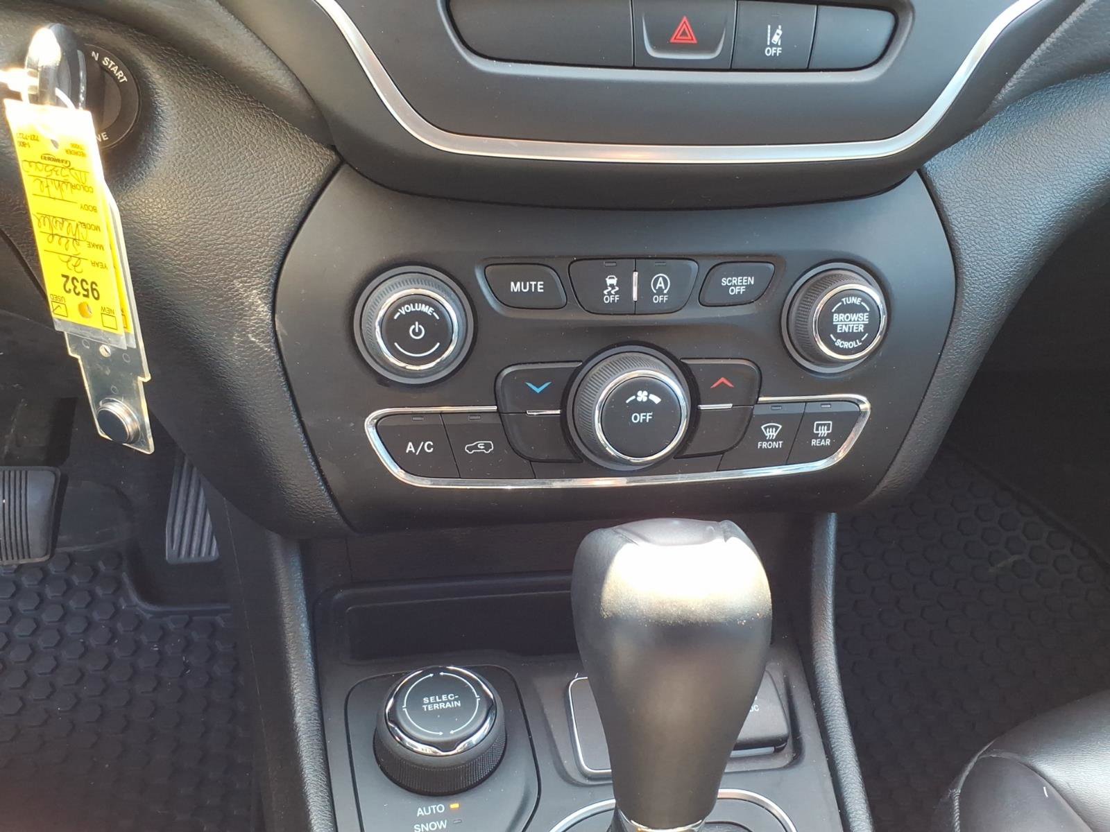 Used 2022 Jeep Cherokee Latitude AWD/4WD image 19