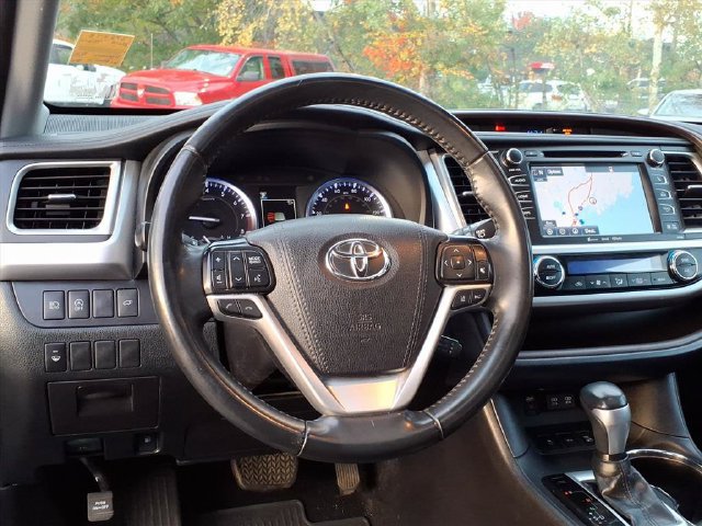 Used 2019 Toyota Highlander XLE w/ Carpet Mat Package (TMS) AWD/4WD image 18