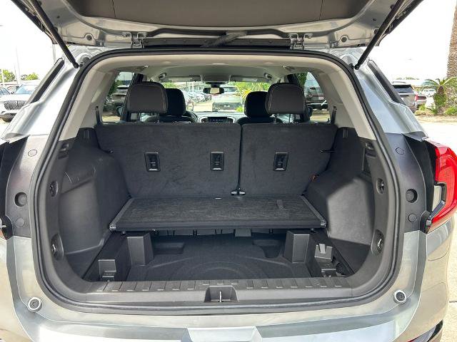 Used 2024 GMC Terrain SLE w/ Driver Convenience Package FWD image 6