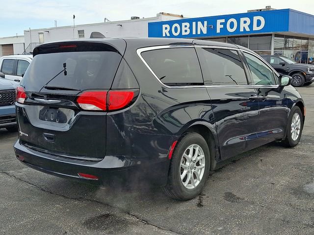 Used 2017 Chrysler Pacifica LX image 4