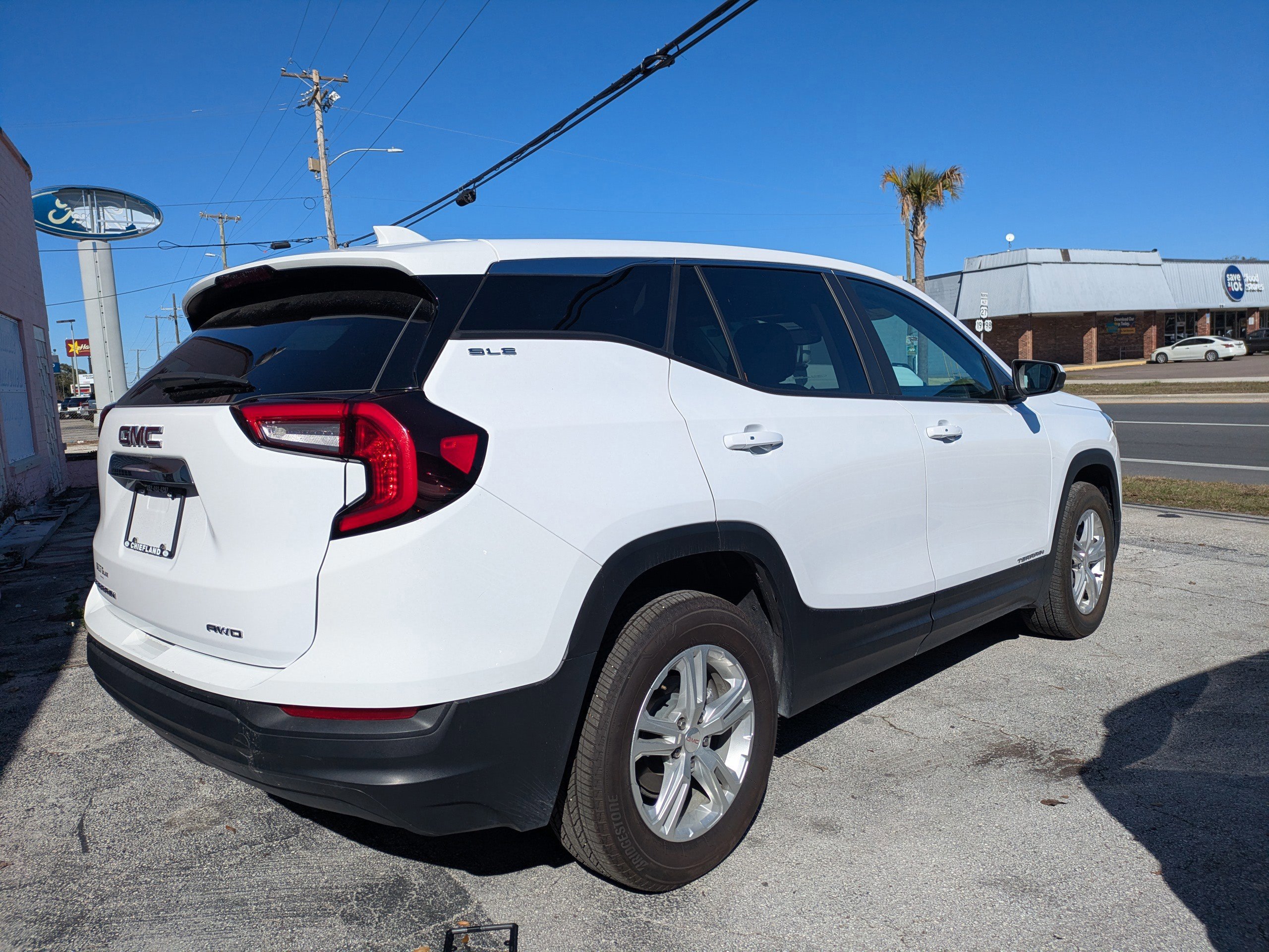 Used 2024 GMC Terrain SLE image 5
