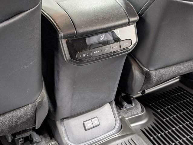 Used 2023 Toyota Highlander XLE AWD/4WD image 15