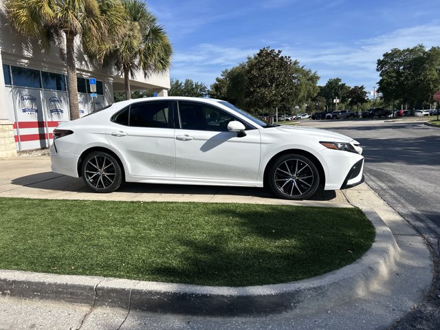 Used 2021 Toyota Camry SE w/ Convenience Package FWD image 2