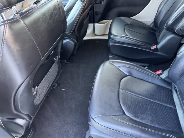 Used 2024 Chrysler Pacifica Limited FWD image 17