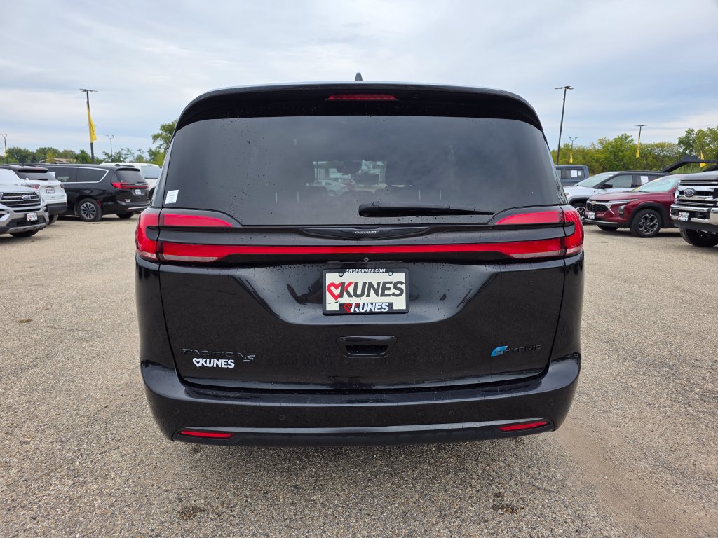 Used 2022 Chrysler Pacifica Touring-L w/ Uconnect Theater Family Group FWD image 7