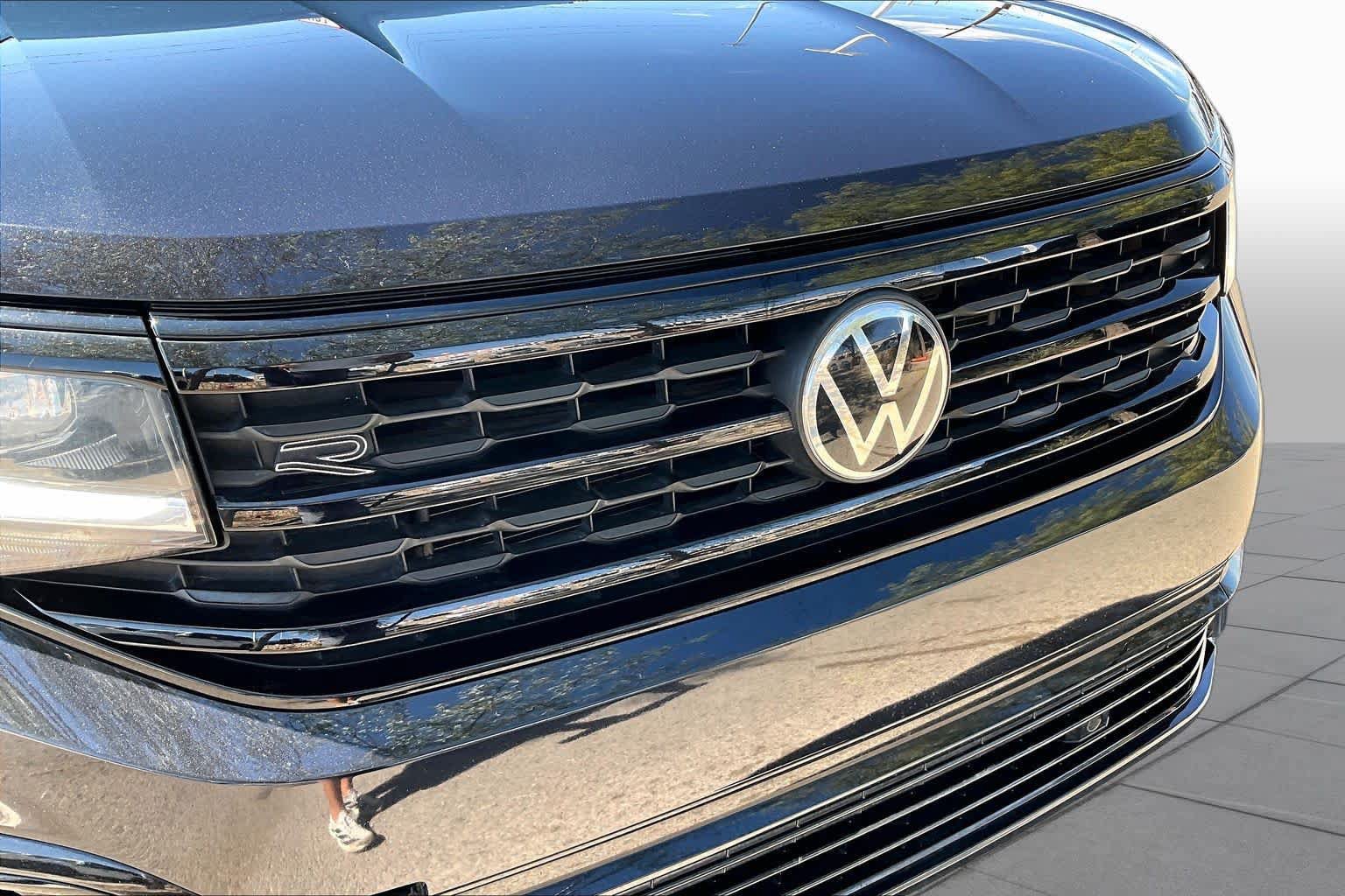 Used 2022 Volkswagen Atlas Cross Sport SEL R-Line AWD/4WD image 29