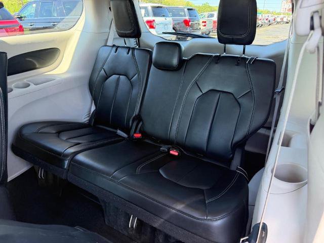 Used 2023 Chrysler Pacifica Touring-L FWD image 10