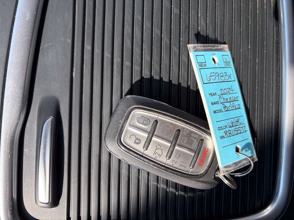 Used 2024 Chrysler Pacifica Touring-L FWD image 33