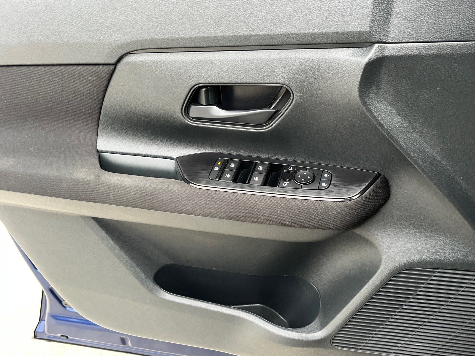 Used 2025 Nissan Kicks S w/ Charging Package image 17