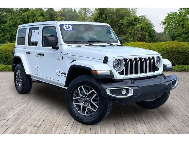 Used 2025 Jeep Wrangler Unlimited Sahara AWD/4WD image 3