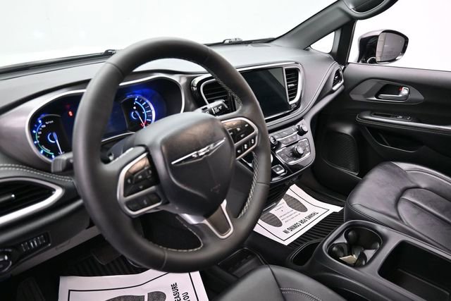Used 2025 Chrysler Pacifica Select FWD image 24
