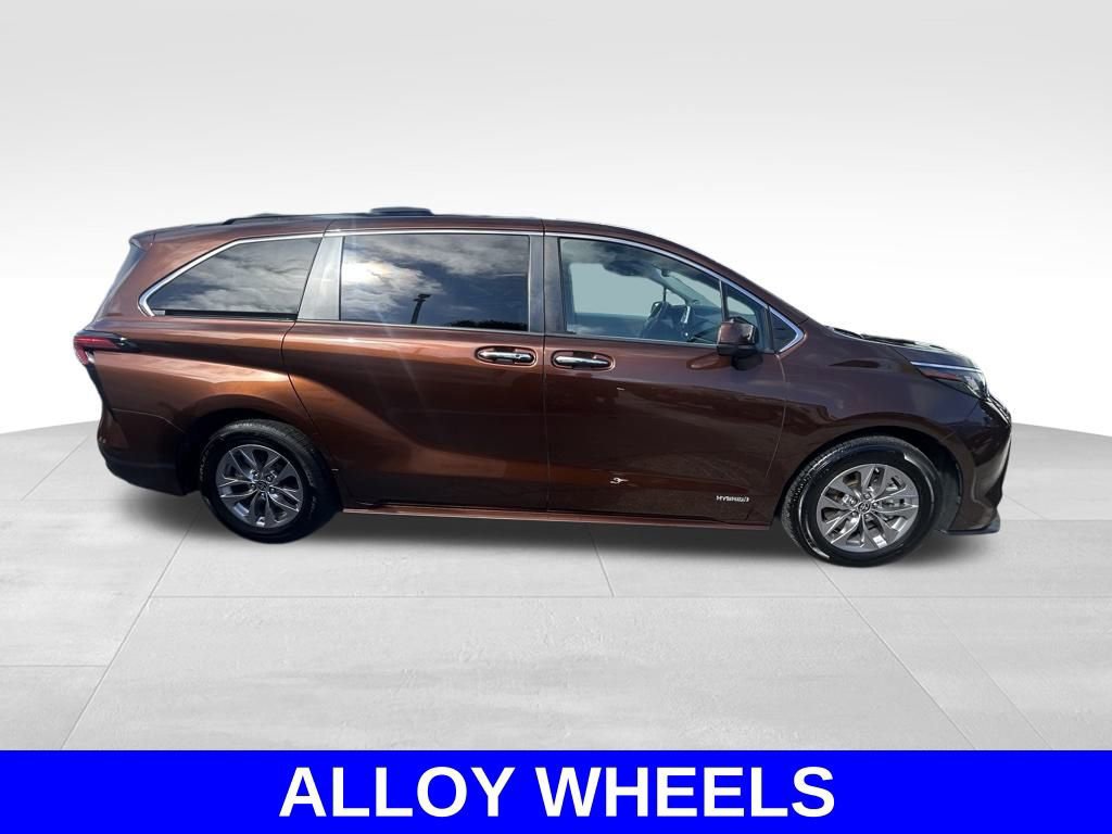 Used 2021 Toyota Sienna XLE image 2