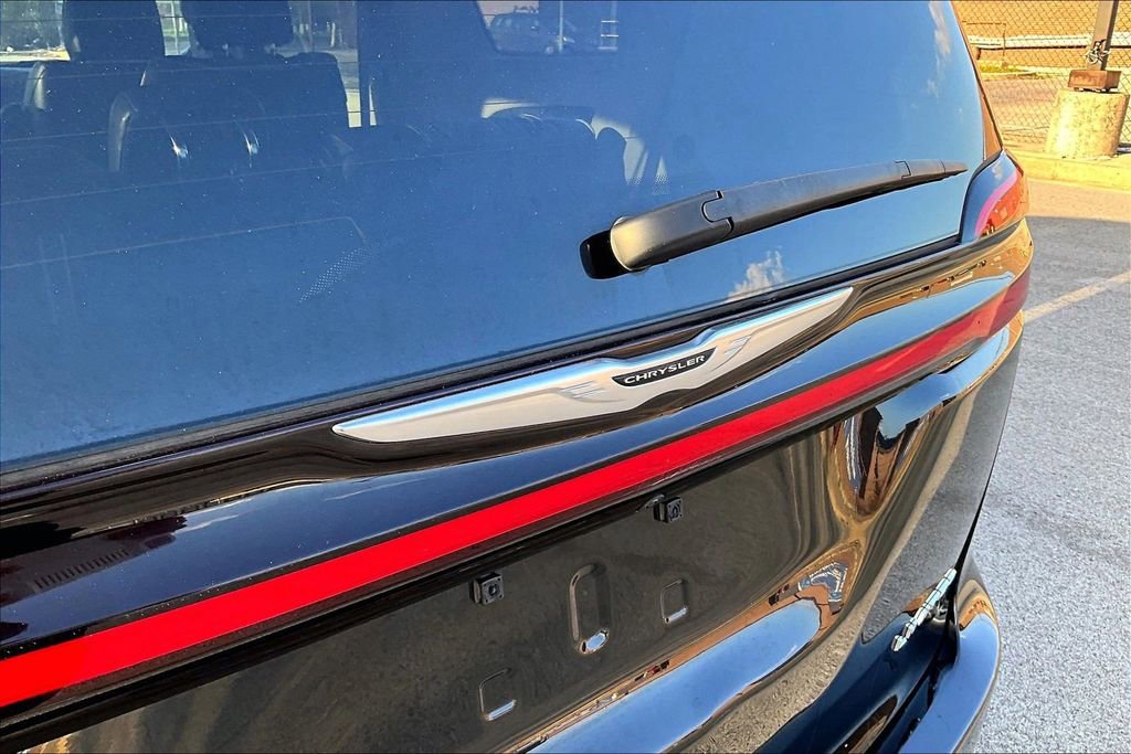 Used 2024 Chrysler Pacifica Limited FWD image 32