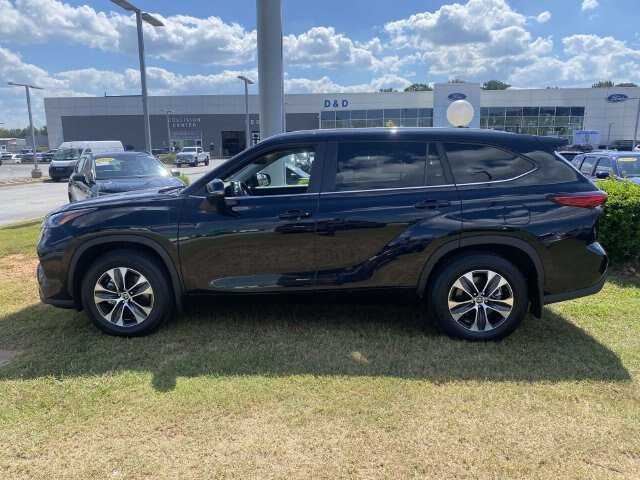 Used 2023 Toyota Highlander XLE FWD image 4