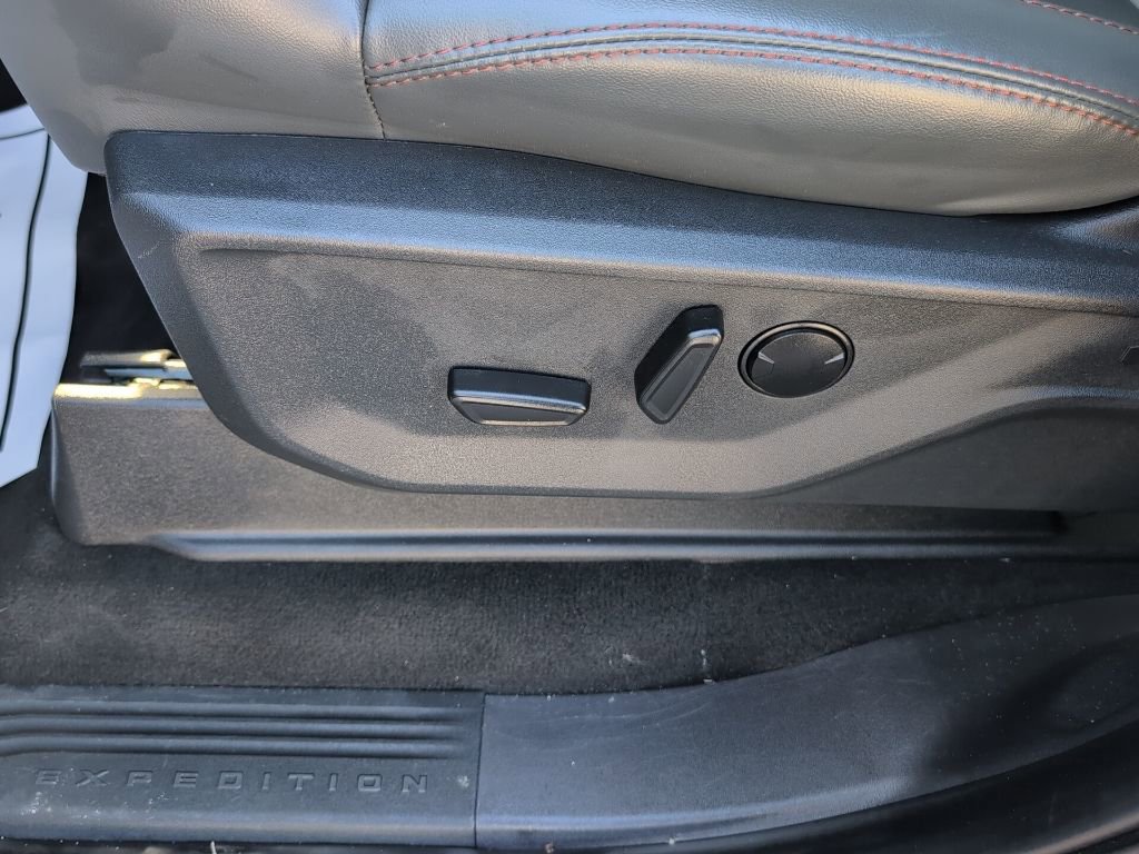 Certified 2025 Ford Expedition Active image 9