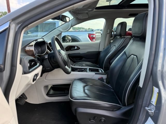 Used 2023 Chrysler Pacifica Limited FWD image 13