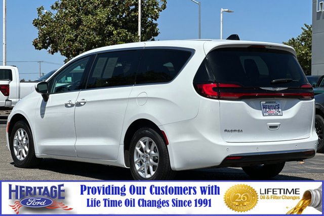 Used 2023 Chrysler Pacifica Touring-L image 6
