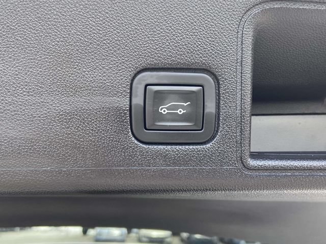 Used 2023 GMC Terrain SLT w/ Tech Package FWD image 11