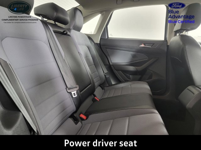 Used 2025 Volkswagen Jetta SE FWD image 19