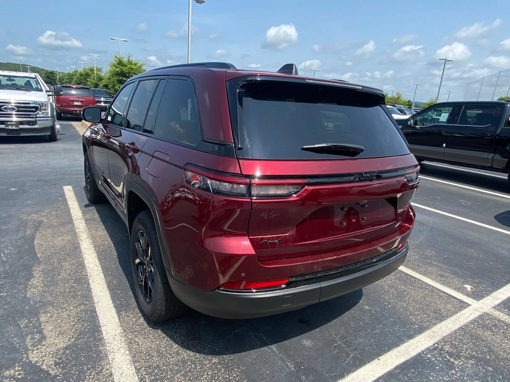 Used 2025 Jeep Grand Cherokee Altitude AWD/4WD image 5