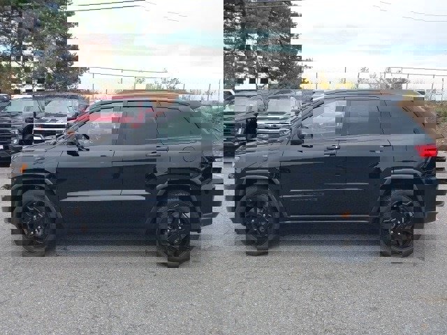 Used 2019 Jeep Grand Cherokee Laredo image 2