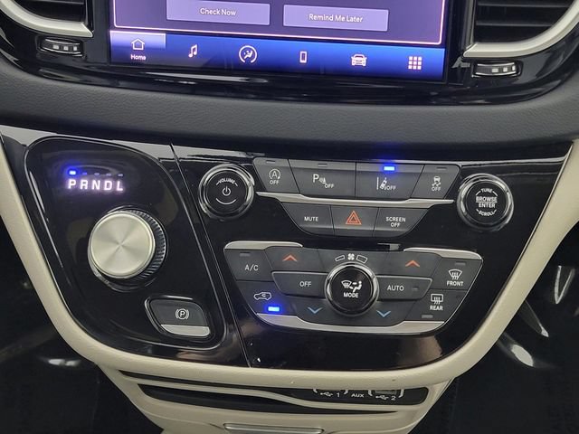 Used 2024 Chrysler Pacifica Touring-L FWD image 23