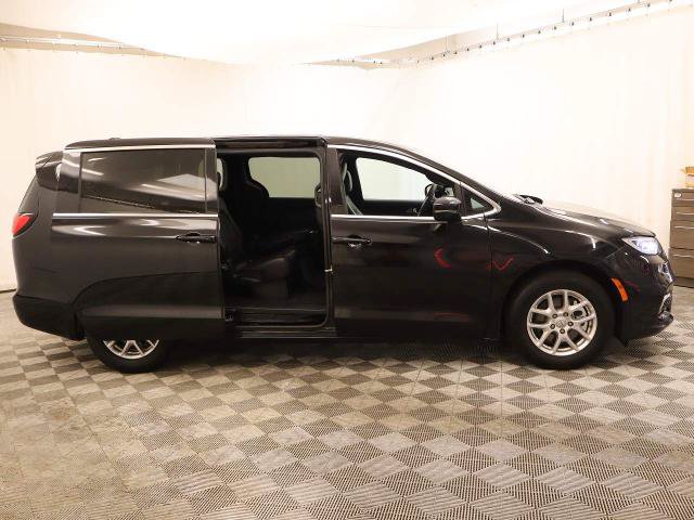 Used 2025 Chrysler Pacifica Select FWD image 20