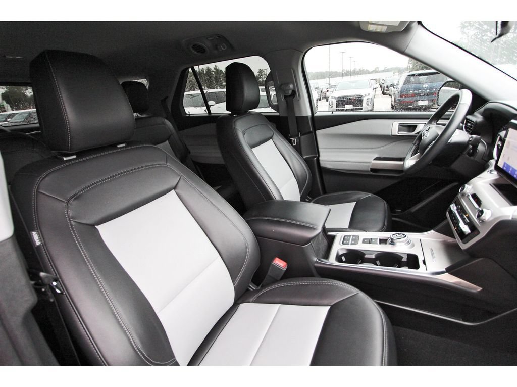 Certified 2023 Ford Explorer XLT w/ Equipment Group 202A RWD image 29