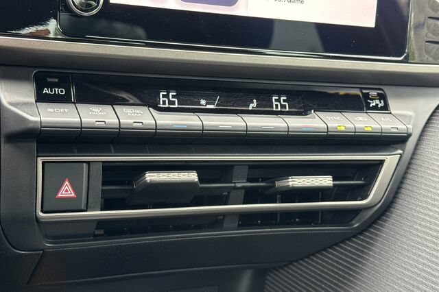 Used 2025 Toyota Camry SE w/ Convenience Package FWD image 19