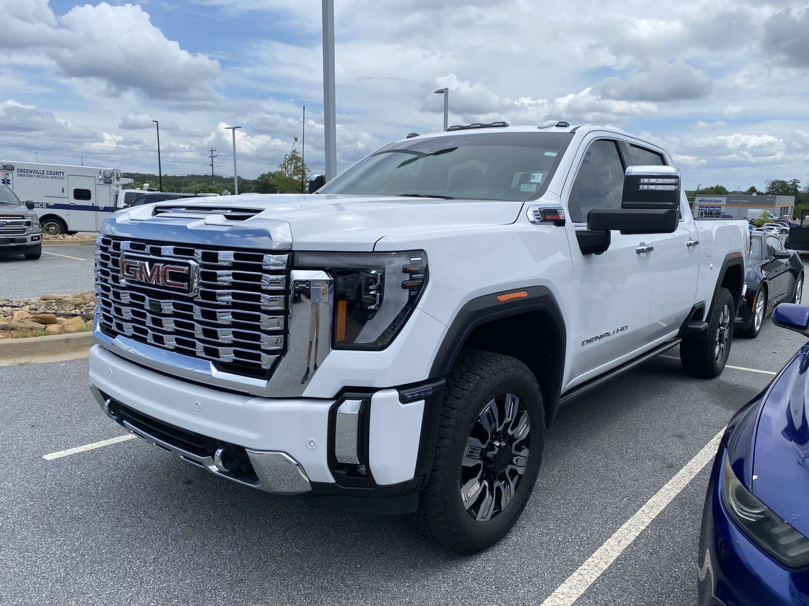 Used 2025 GMC Sierra 2500 Denali w/ Denali Reserve Package AWD/4WD image 3