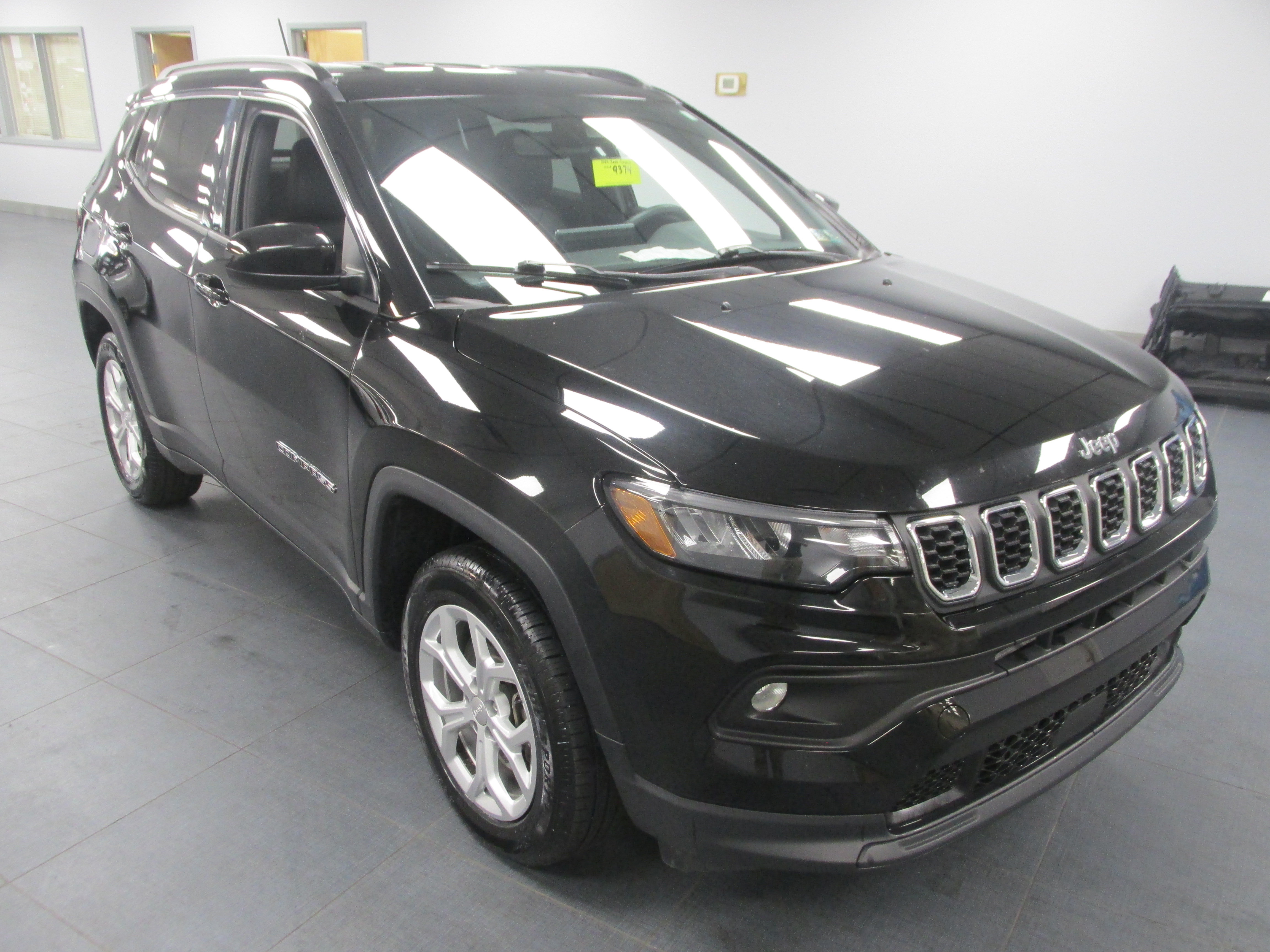 Used 2024 Jeep Compass Latitude AWD/4WD image 3
