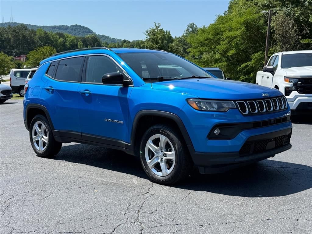 Used 2023 Jeep Compass Latitude AWD/4WD image 2