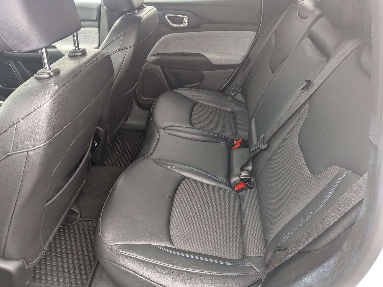 Used 2025 Jeep Compass Latitude w/ Sun & Sound Group AWD/4WD image 26