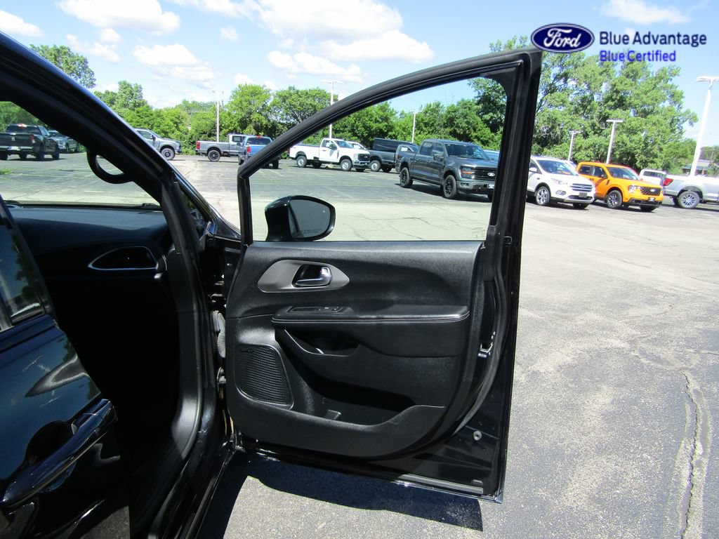 Used 2022 Chrysler Pacifica Limited w/ Uconnect Theater Family Group FWD image 41