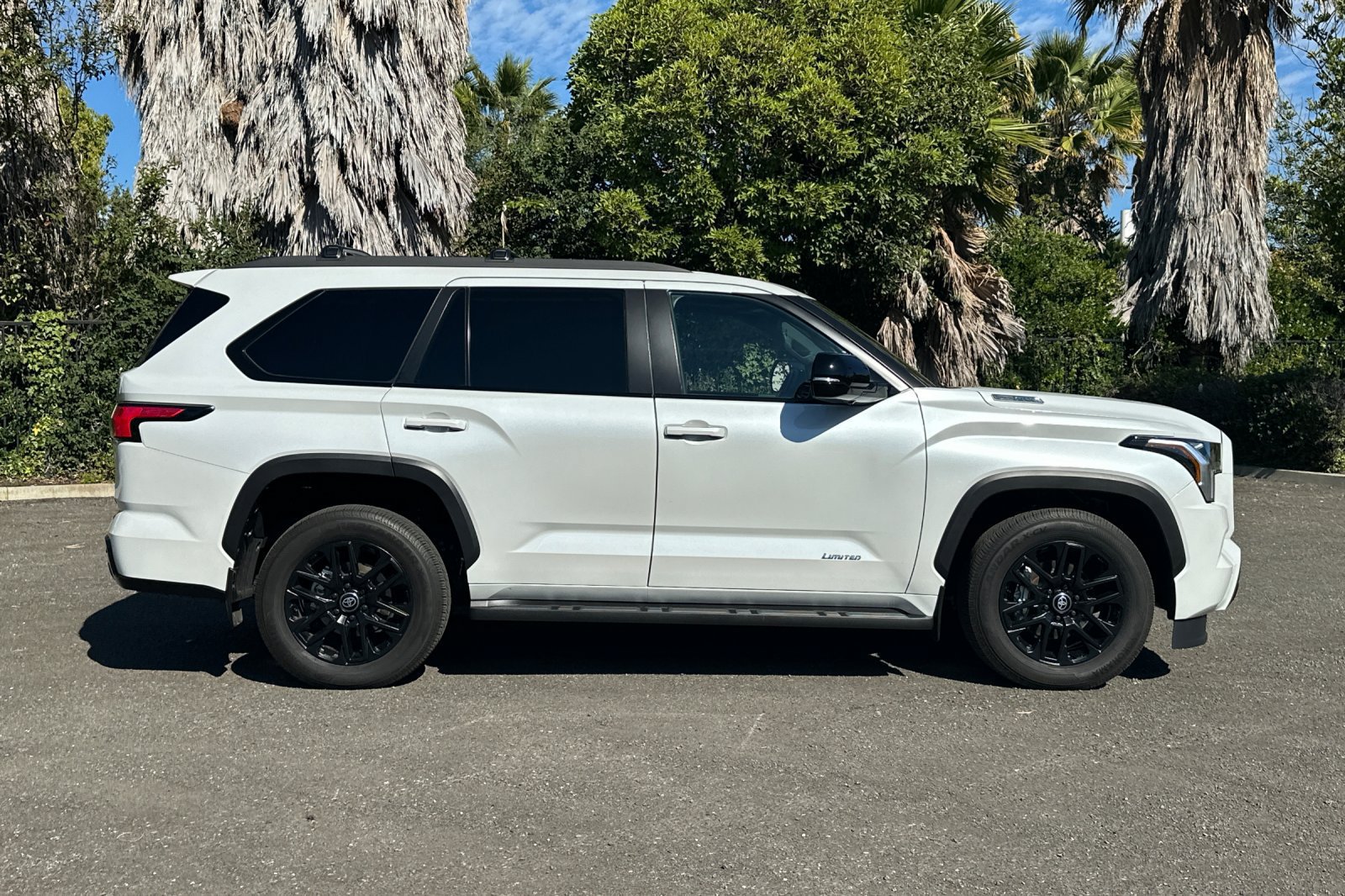 Used 2025 Toyota Sequoia Limited w/ Tow Technology Package AWD/4WD image 2