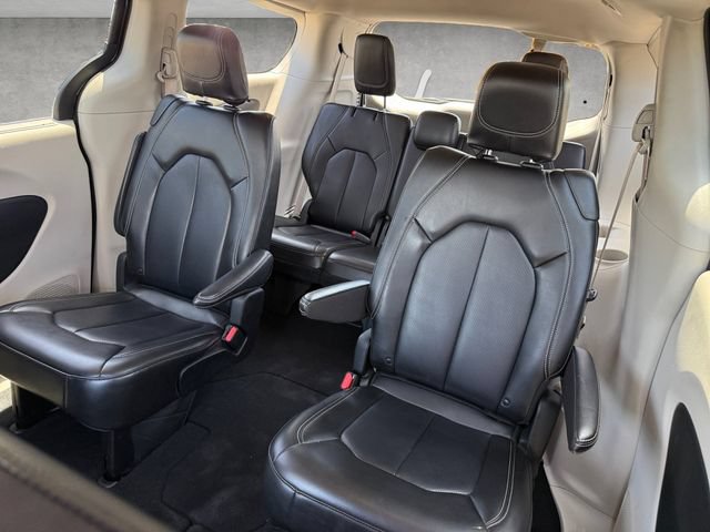 Used 2023 Chrysler Pacifica Touring-L FWD image 23