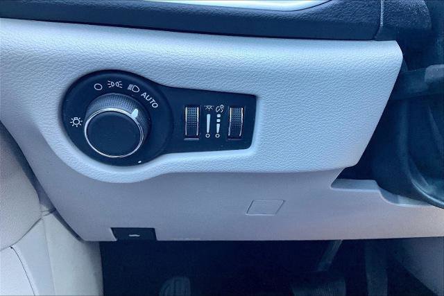 Used 2022 Chrysler Voyager LX image 34