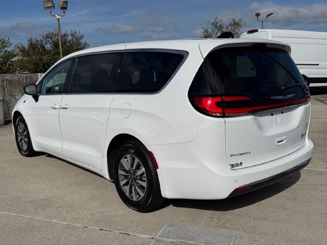 Used 2024 Chrysler Pacifica Limited FWD image 7