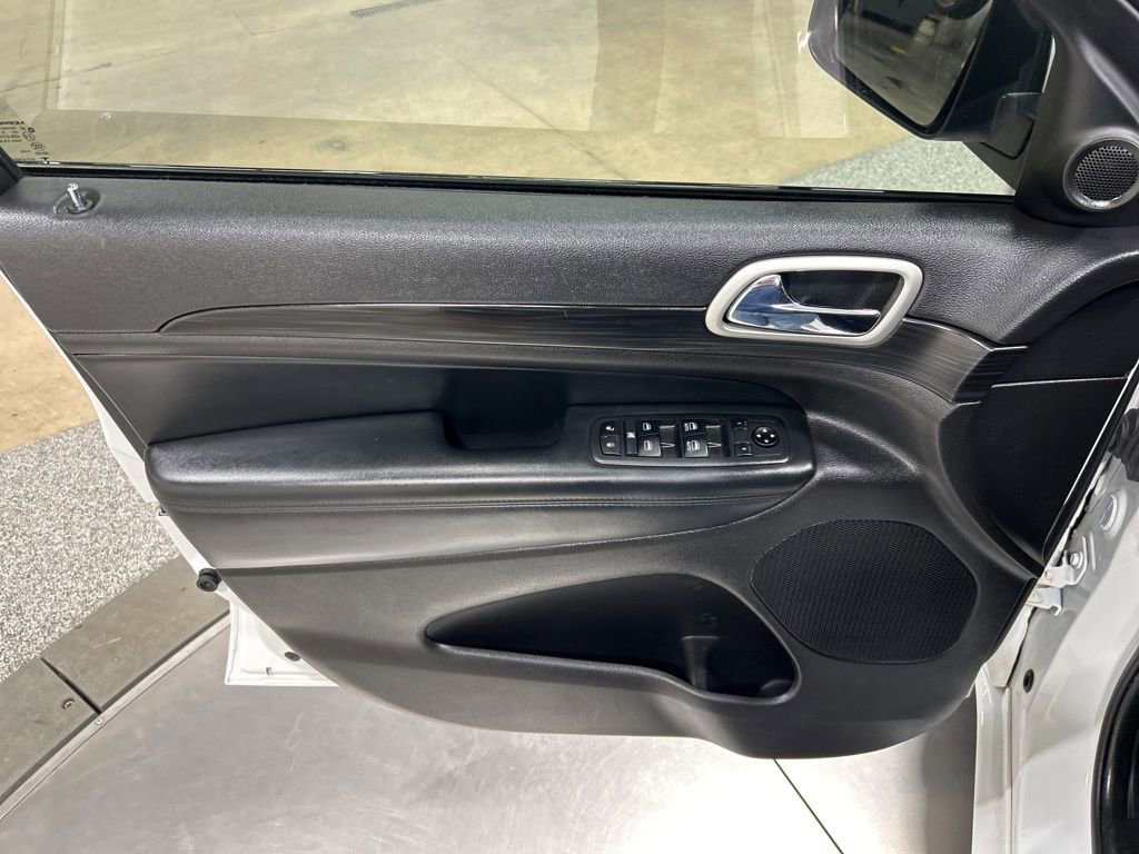 Used 2021 Jeep Grand Cherokee Laredo X image 12