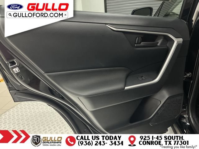 Used 2019 Toyota RAV4 LE FWD image 16