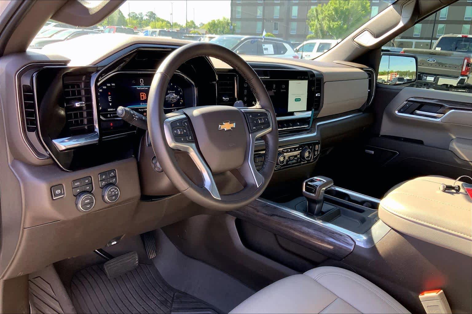 Used 2025 Chevrolet Silverado 1500 LTZ w/ LTZ Premium Package AWD/4WD image 17