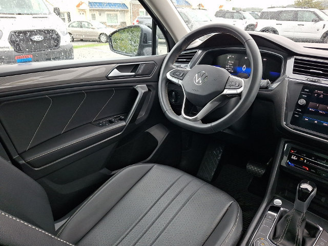 Used 2023 Volkswagen Tiguan SE w/ Panoramic Sunroof Package AWD/4WD image 14