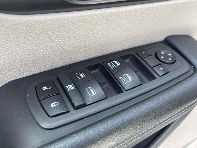 Used 2024 Chrysler Pacifica Touring-L FWD image 26