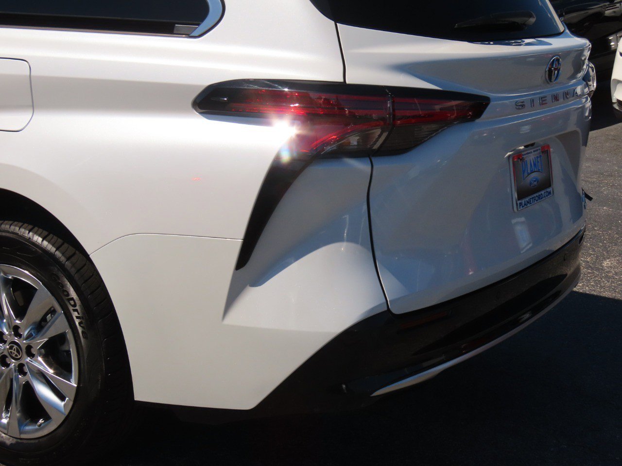 Used 2023 Toyota Sienna Limited image 16