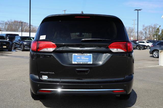 Used 2018 Chrysler Pacifica Touring-L Plus w/ Tire & Wheel Group image 6