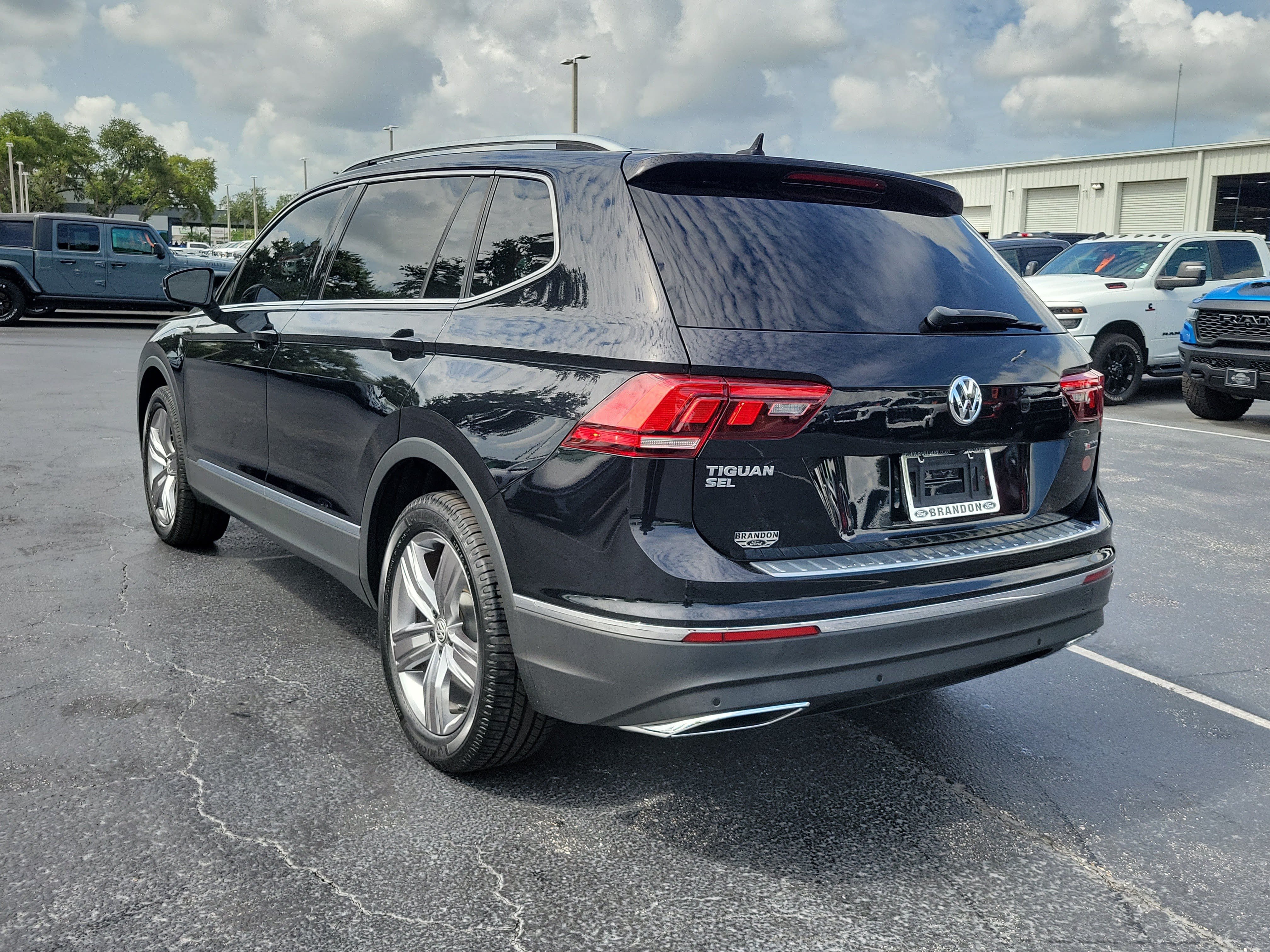 Used 2021 Volkswagen Tiguan SEL w/ 3rd Row Seat Package AWD/4WD image 7