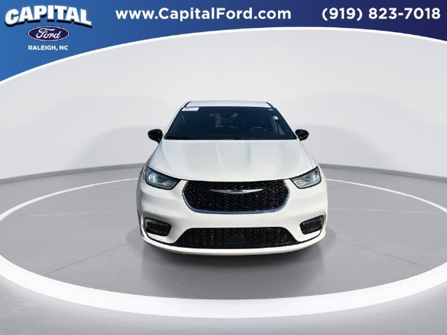 Used 2025 Chrysler Pacifica Select FWD image 3