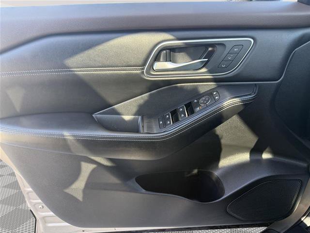 Used 2022 Nissan Rogue Platinum w/ Head-Up Display Package AWD/4WD image 19